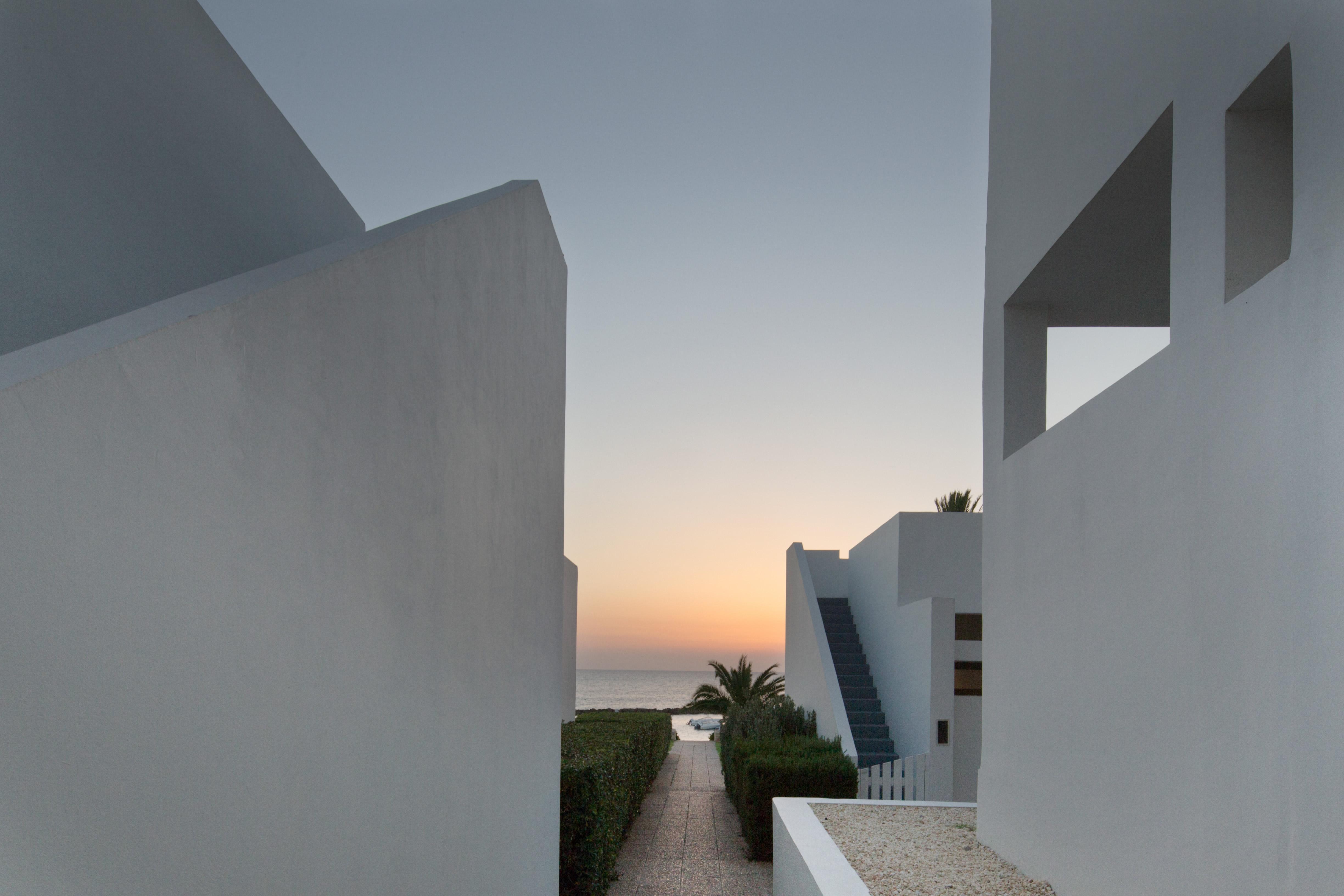 Almyra Hotel Pafos Exterior foto The hotel at sunset