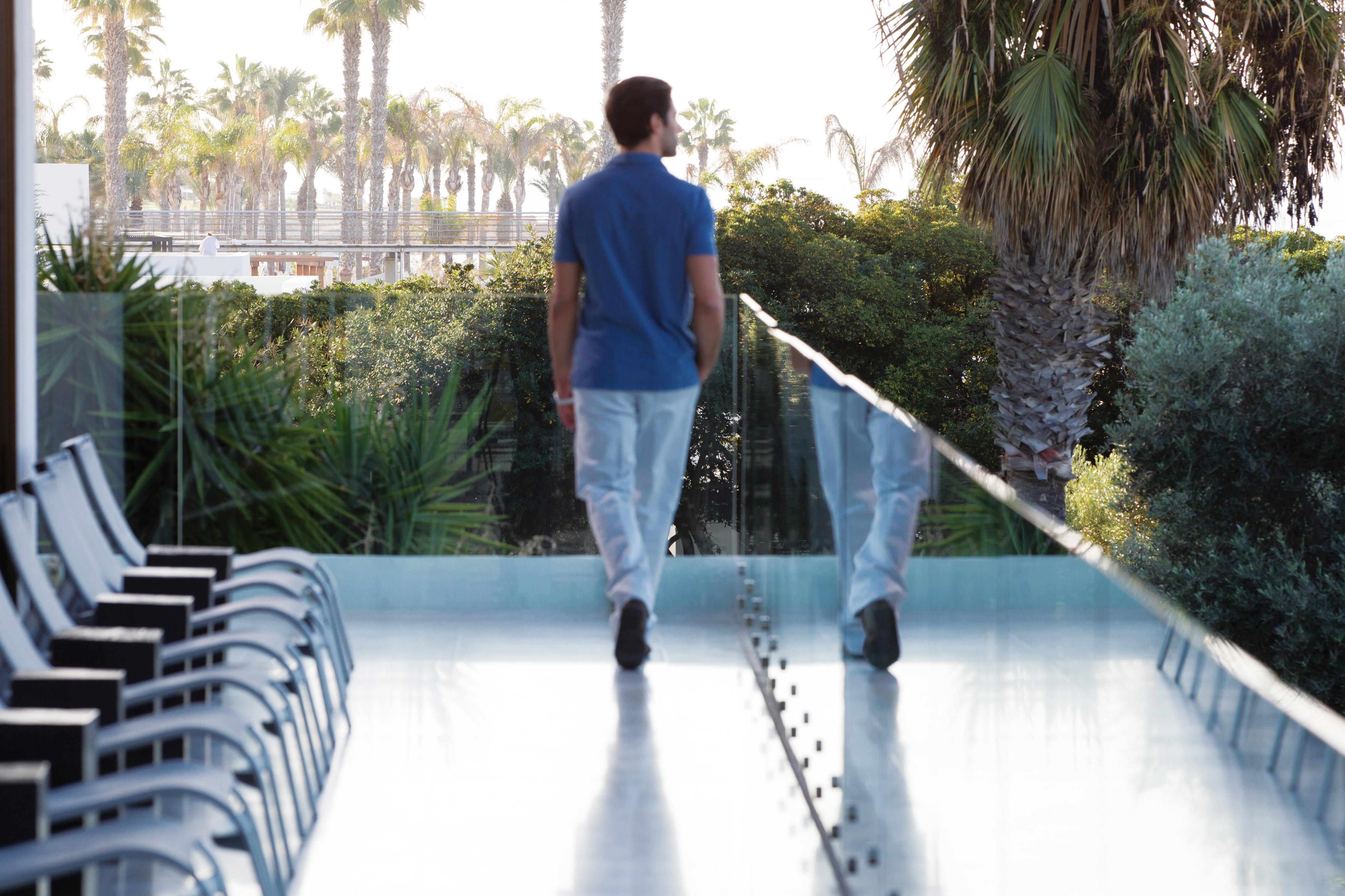 Almyra Hotel Pafos Exterior foto A man walking