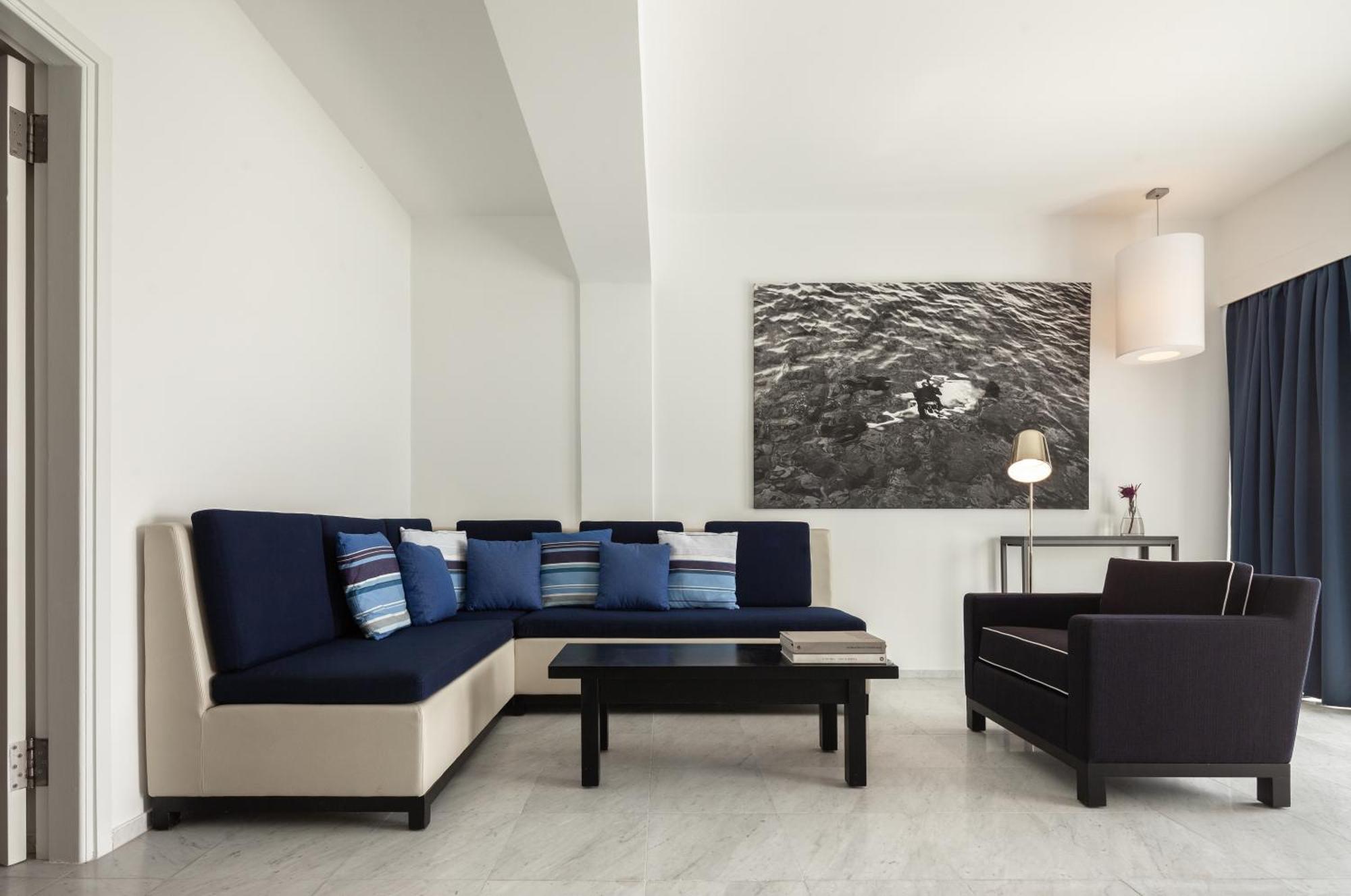 Almyra Hotel Pafos Exterior foto A living room with a sectional sofa