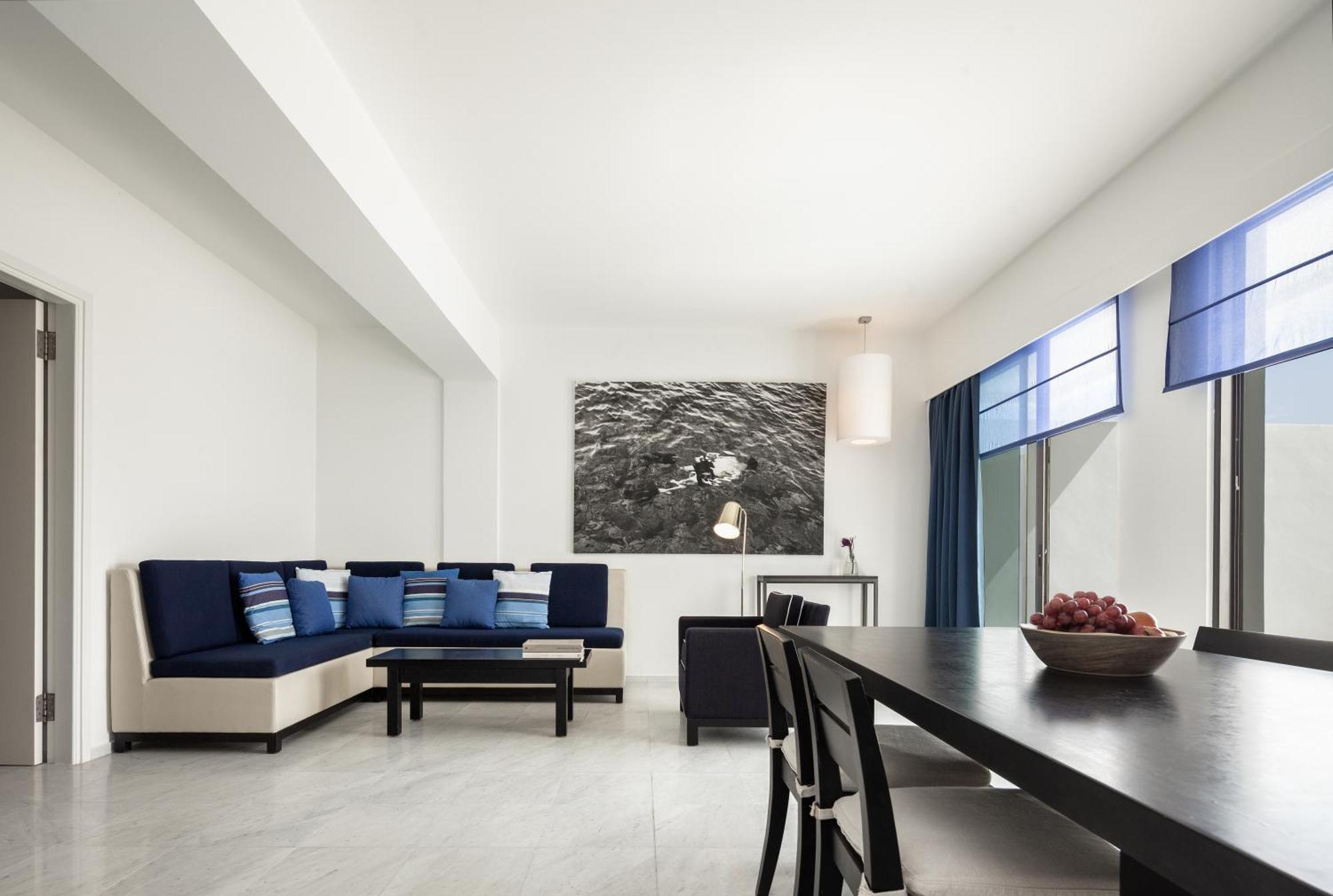 Almyra Hotel Pafos Exterior foto A living room in a suite at the hotel