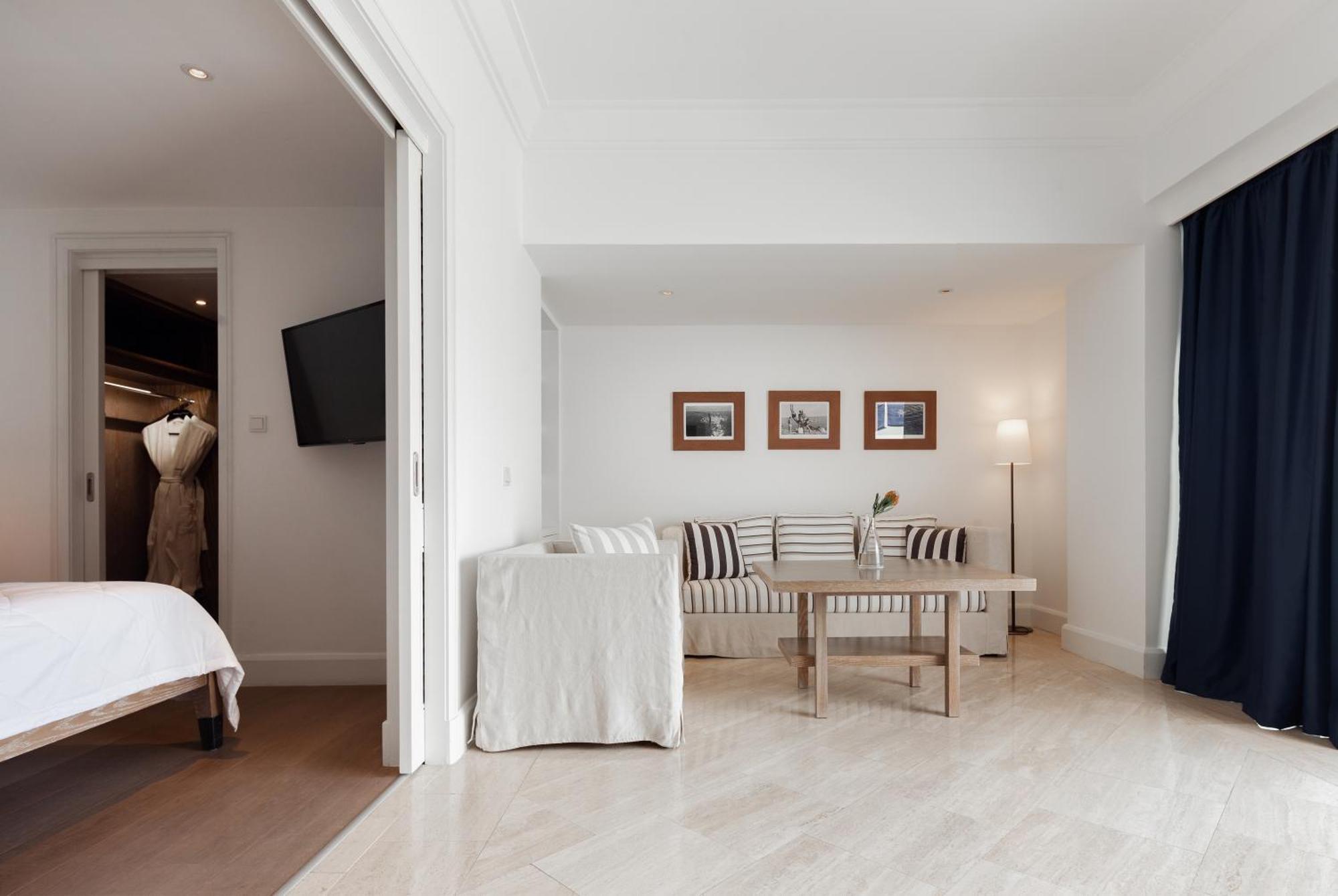 Almyra Hotel Pafos Exterior foto A suite at the hotel