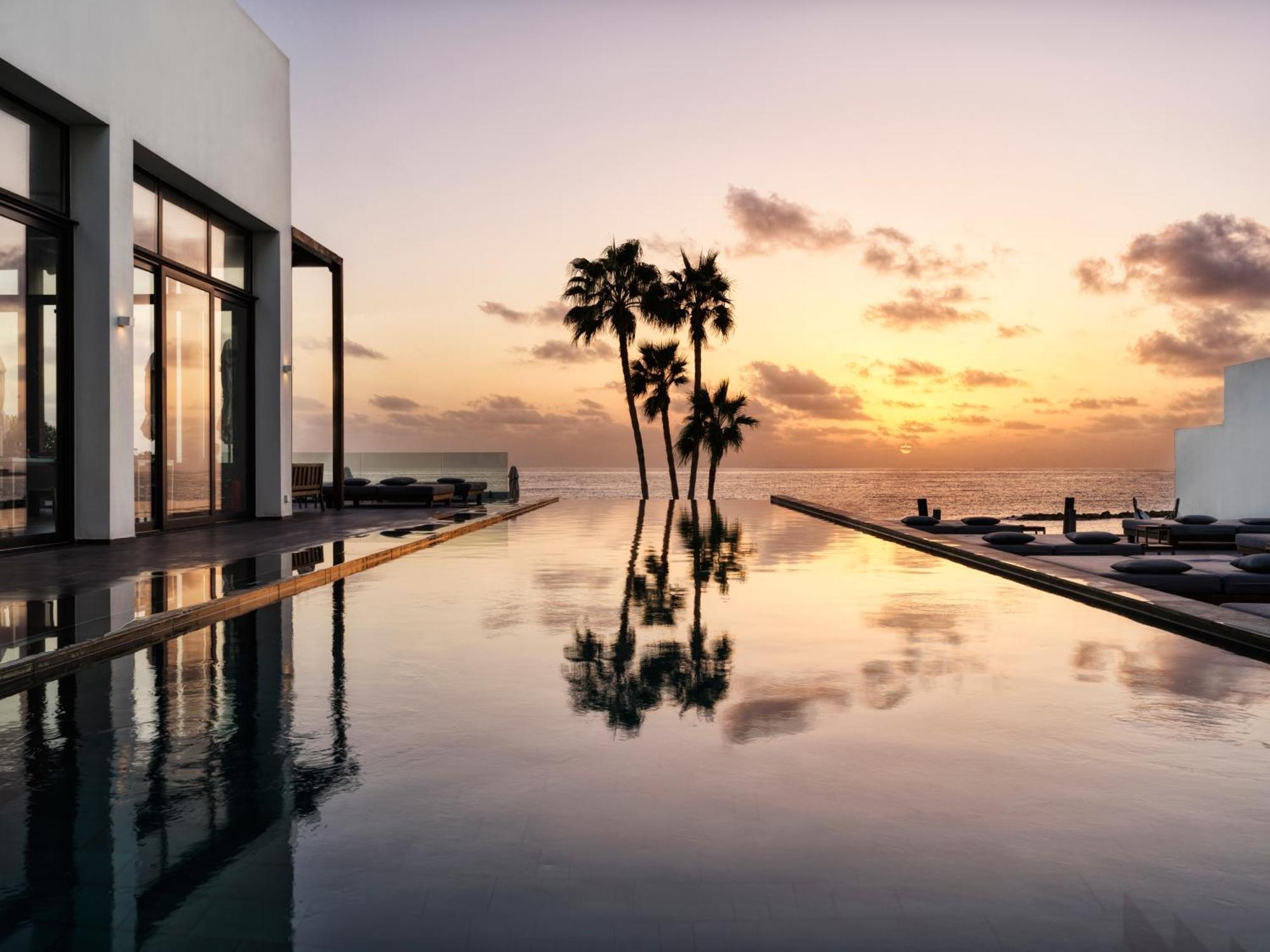 Almyra Hotel Pafos Exterior foto Sunset at the St Regis Maldives
