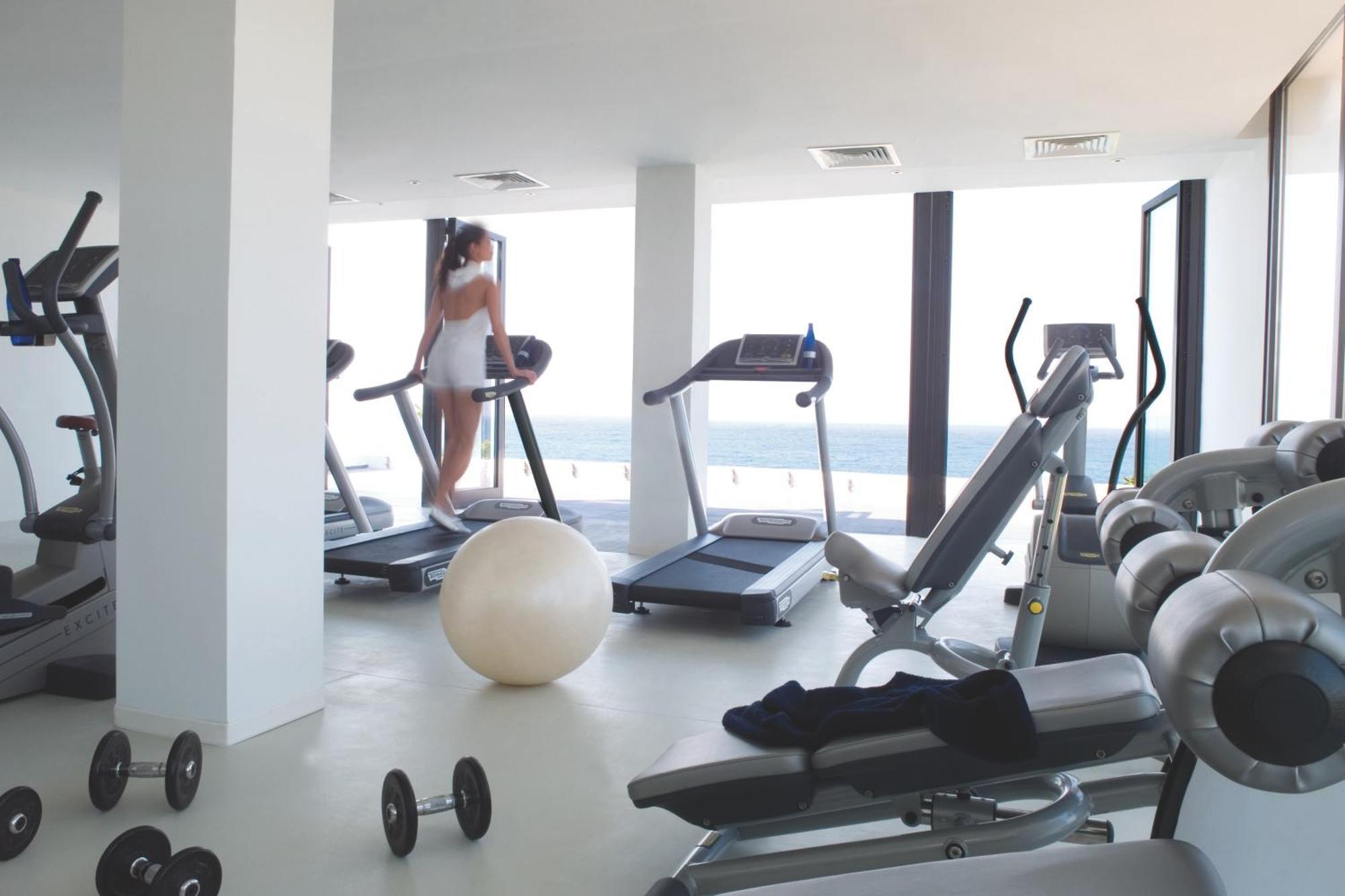 Almyra Hotel Pafos Exterior foto A gym