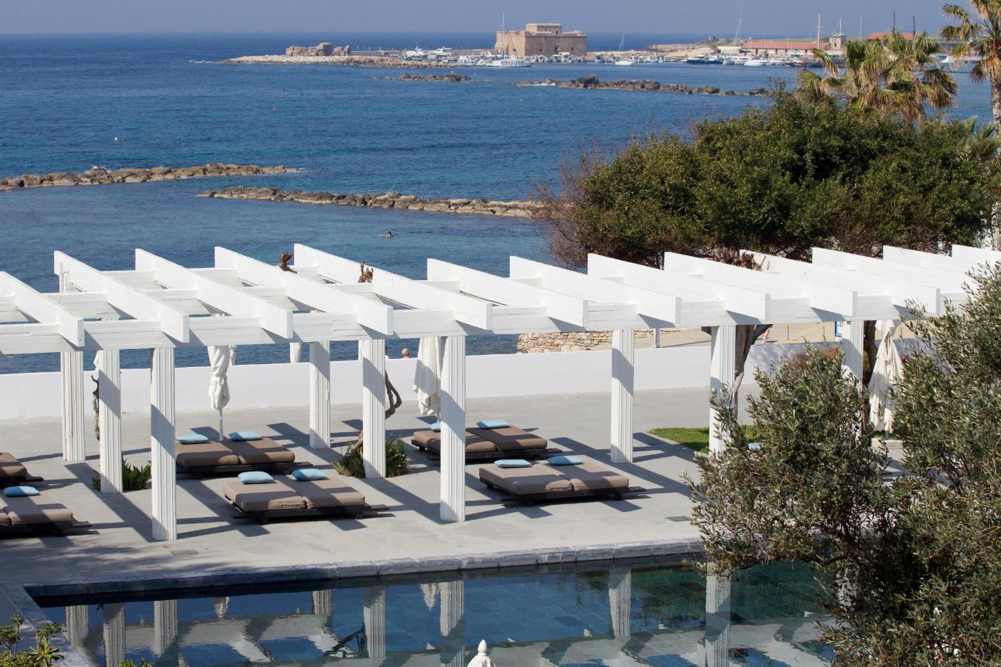 Almyra Hotel Pafos Exterior foto The beach at the hotel