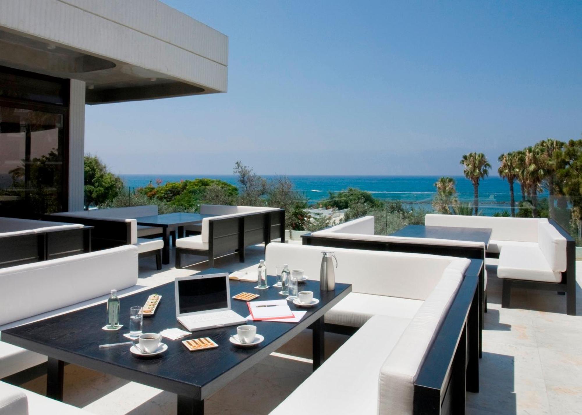 Almyra Hotel Pafos Exterior foto The Sky Bar